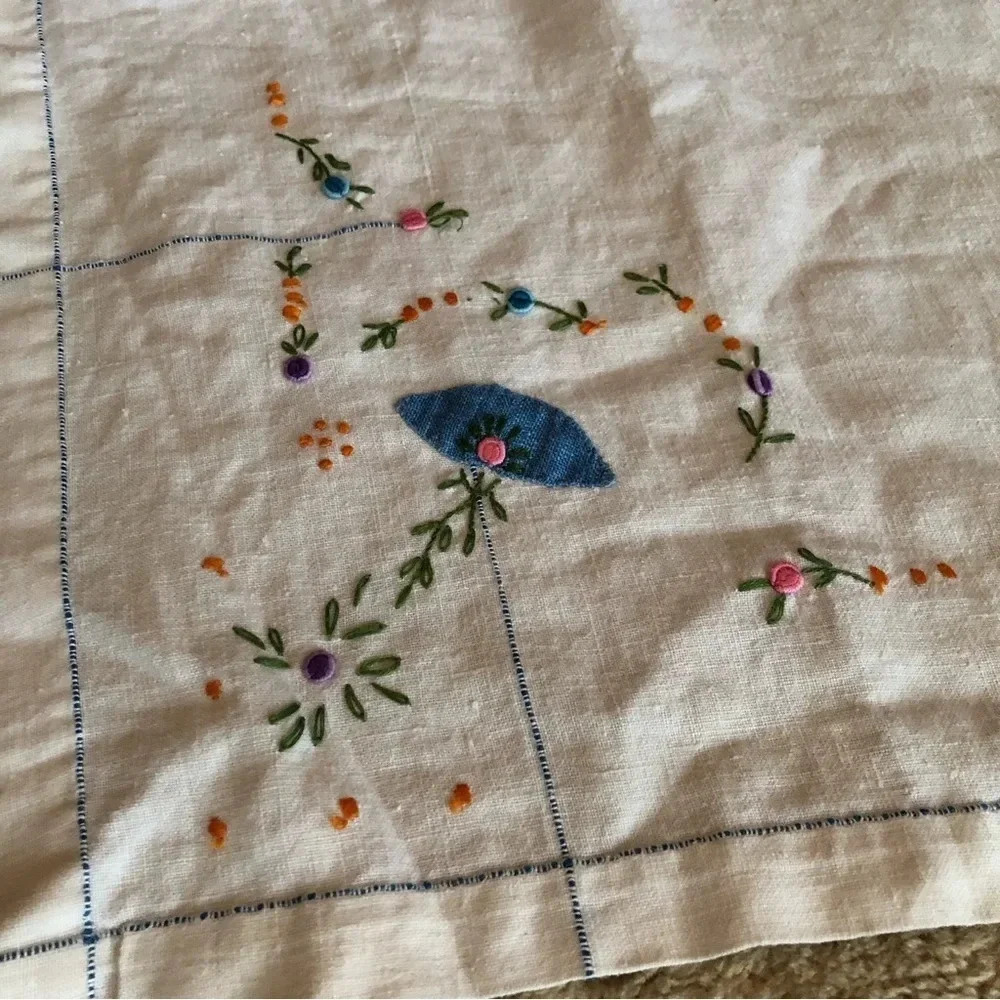 Vintage Square Tablecloth with Embroidery - Picture 2 of 3